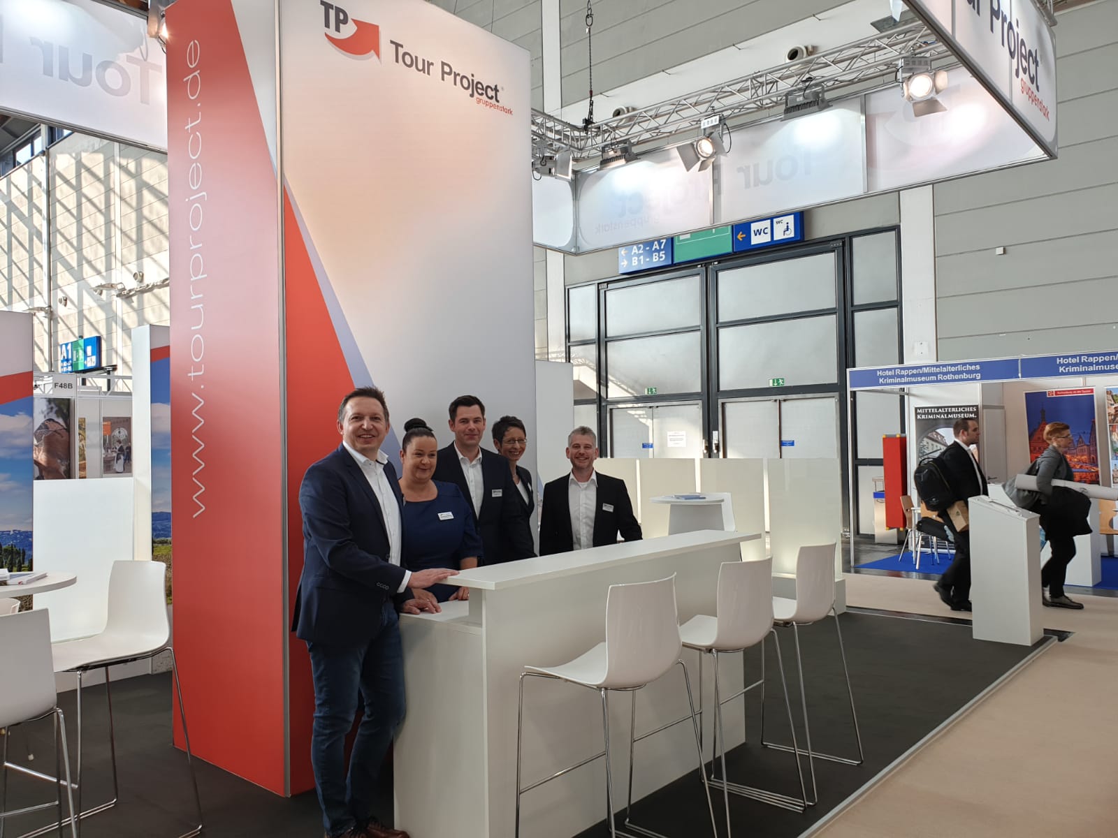 Kommunikation großgeschrieben: der Stand von TP Tour Project in Köln bietet viel Raum für Gespräche.