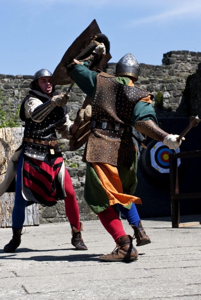 „Mit dem Dampfzug durchs Mittelalter“ – Ritterspiele in Ungarn
